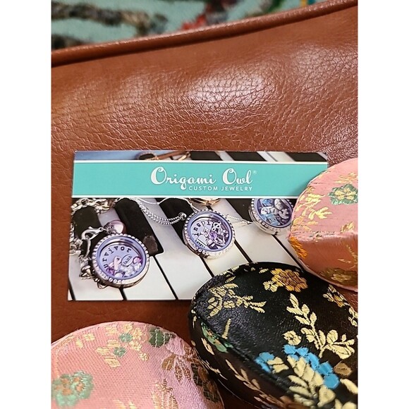 Origami Owl Consultant Supplies Swag – 9 Clam Shell Holders And 11 Boxes - Picture 8 of 11